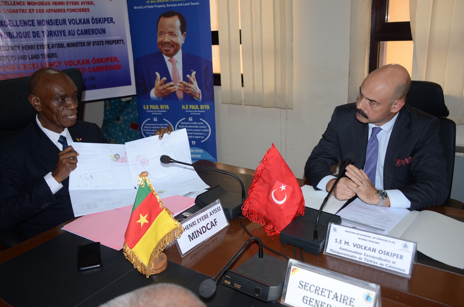Présentation par le Ministre Henri Eyebe Ayissi des documents faisant office de titre de propriété, destinés à l’ambassade de Türkiye au Cameroun