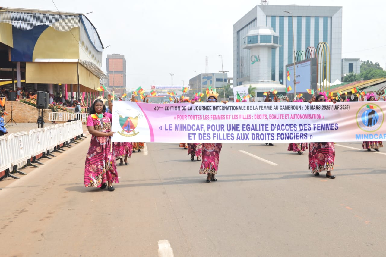 JOURNÉE INTERNATIONALE DES DROITS DES FEMMES AU MINDCAF Les Amazones du MINDCAF acclamées par la Première Dame